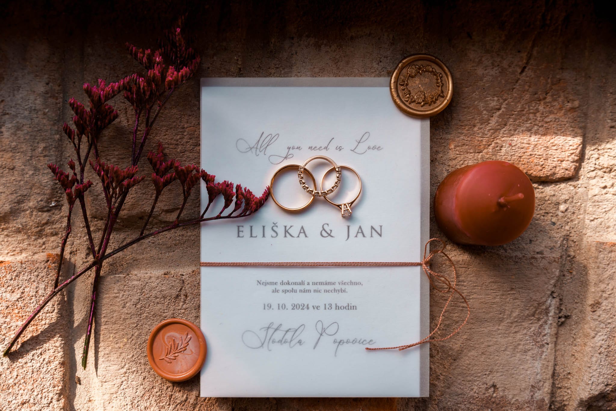 Flatlay se vytváři z důležitých předmětů novomanželů a dekorací a má důležitou roli ve svatebních fotoknihách.