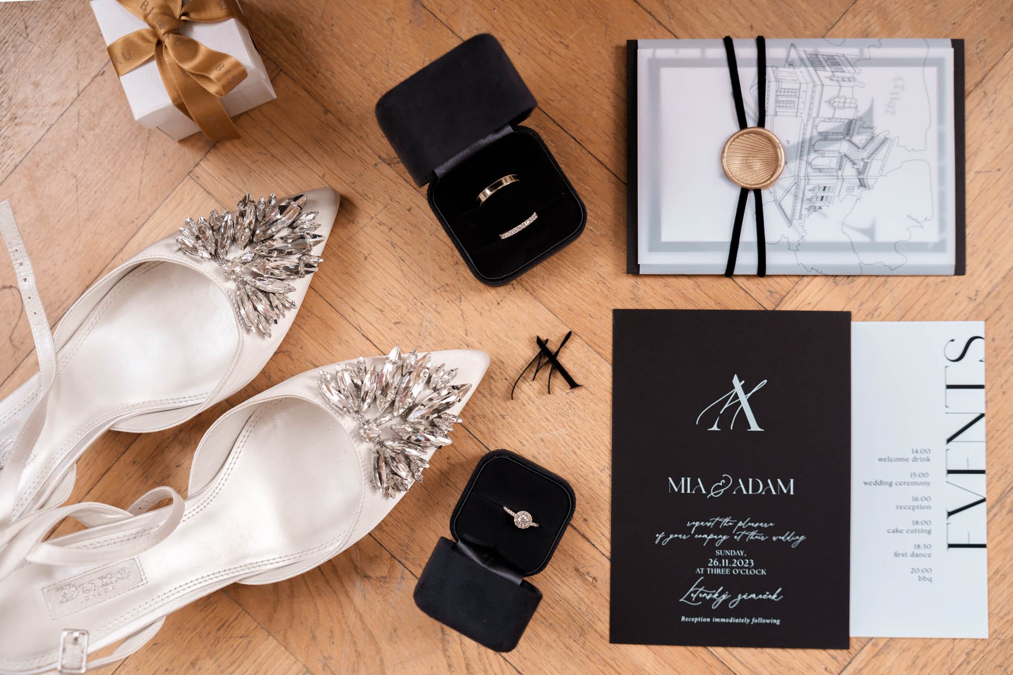 Flatlay se vytváři z důležitých předmětů novomanželů a dekorací a má důležitou roli ve svatebních fotoknihách.