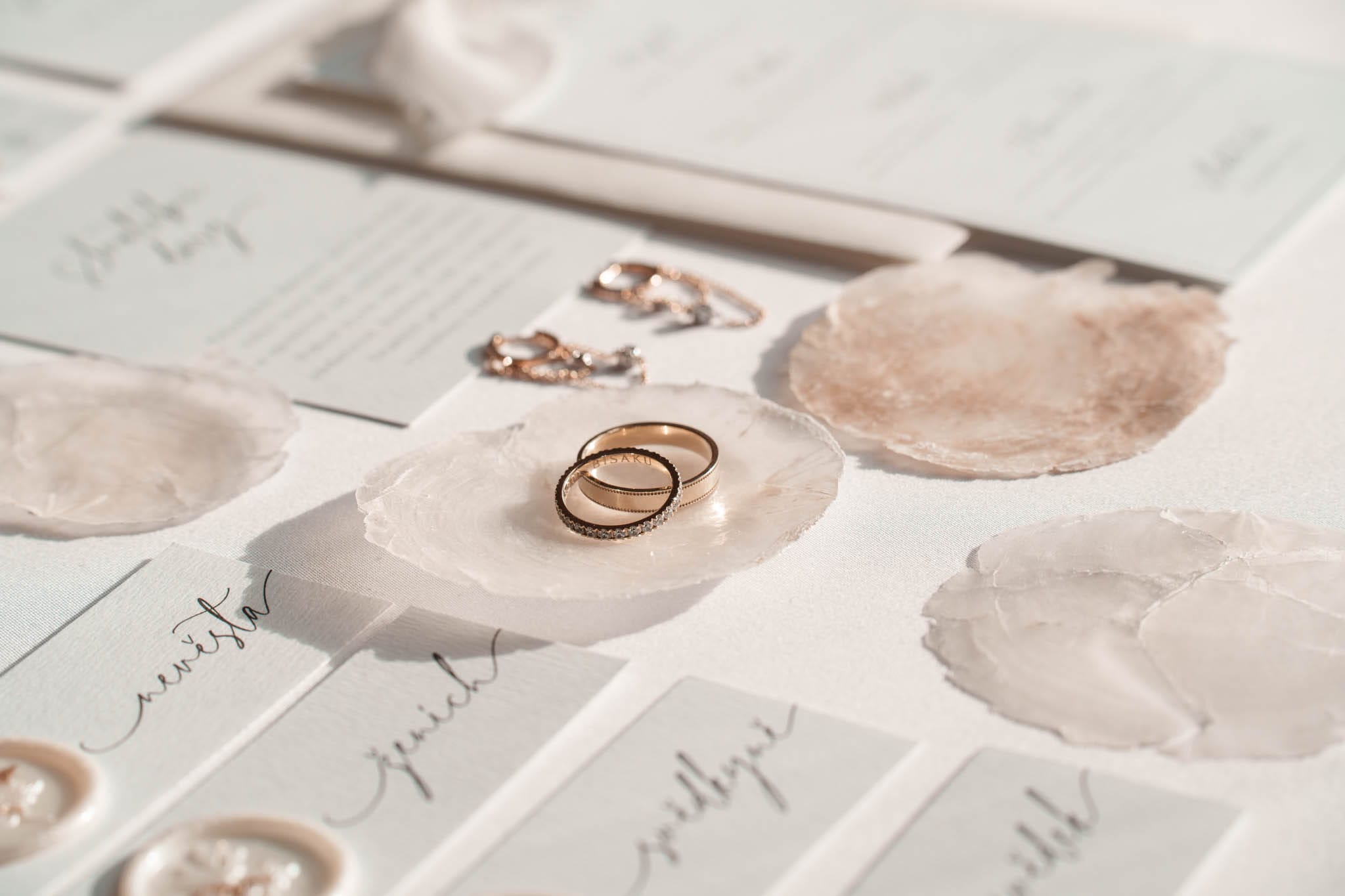 Flatlay se vytváři z důležitých předmětů novomanželů a dekorací a má důležitou roli ve svatebních fotoknihách.